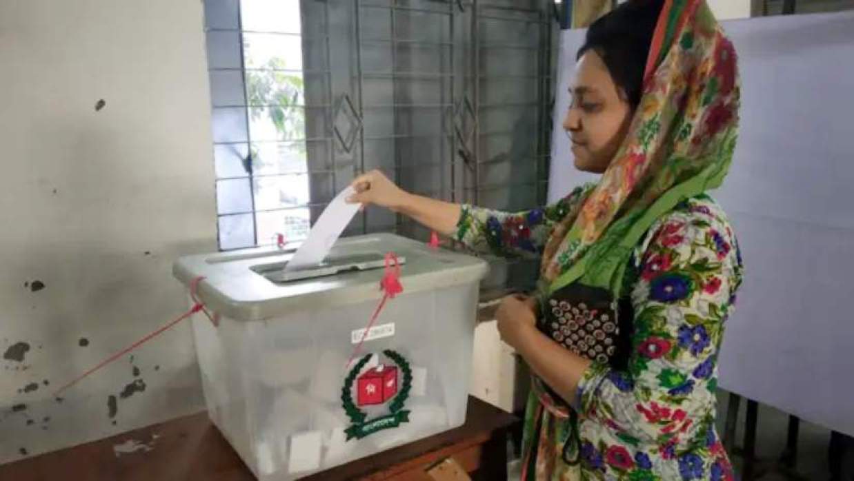 ভোট দিচ্ছেন  এক ভোটার