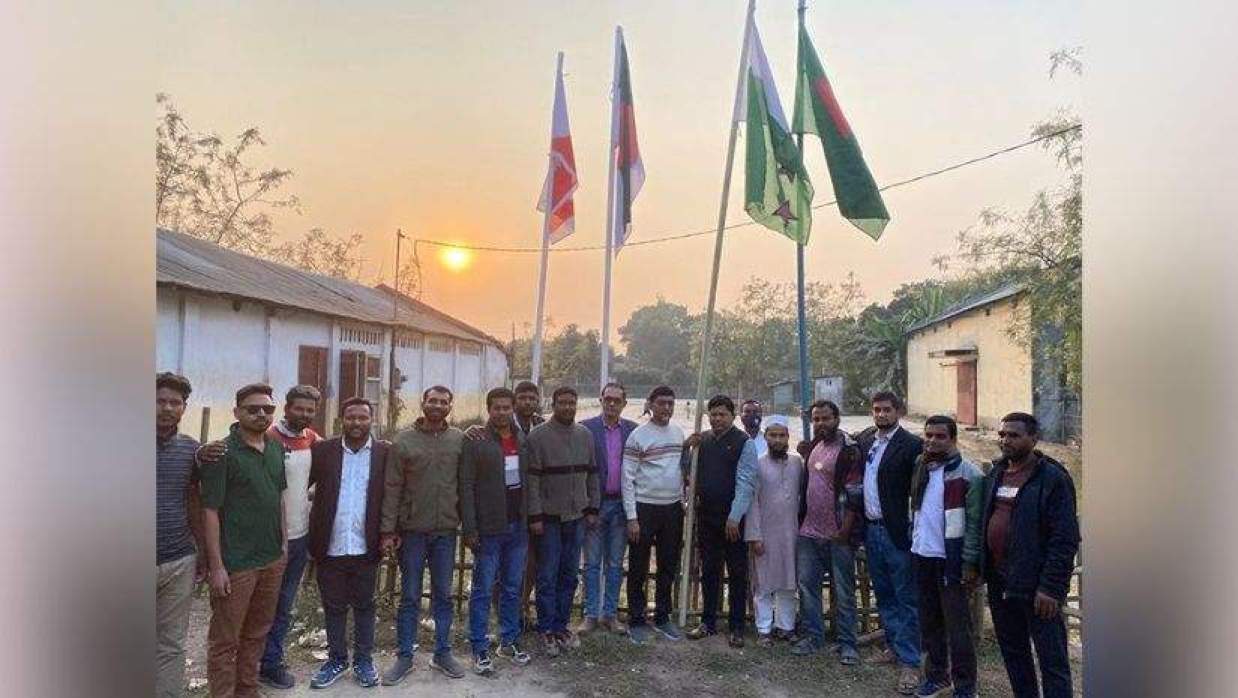 ঠাকুরগাঁওয়ে আওয়ামী লীগের কার্যালয়ে পতাকা উত্তোলন