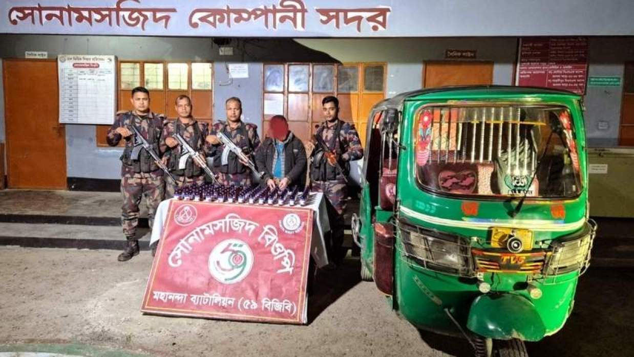 সীমান্ত এলাকা থেকে আটক ১