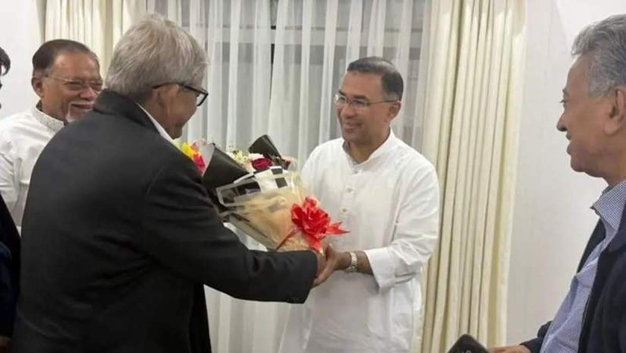 প্রধানমন্ত্রীর দায়িত্ব নিতে যাওয়া বিএনপির চেয়ারম্যান তারেক রহমানকে শুভেচ্ছে জানাচ্ছেন দলের মহাসচিব মির্জা ফখরুল ইসলাম আলমগীর