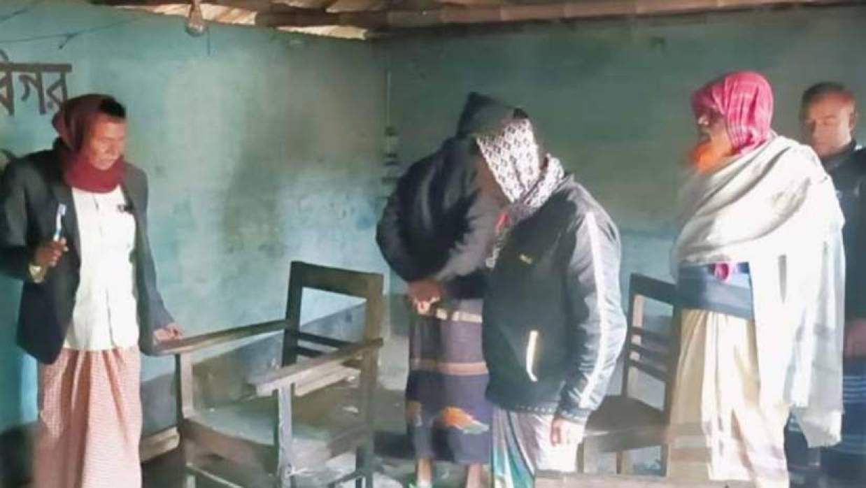 মহেশপুরে আওয়ামী লীগের কার্যালয়ে ভাঙা চেয়ার দেখছেন স্থানীয় নেতাকর্মীরা 