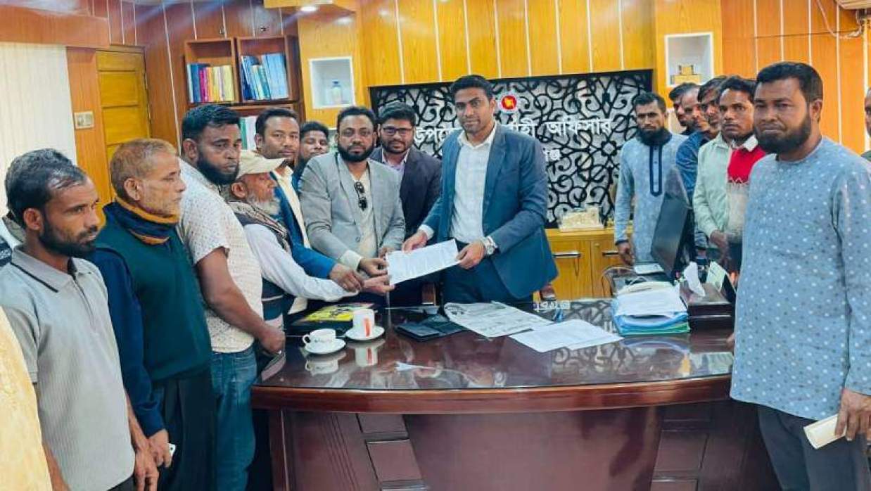 ইউএনওকে স্মারকলিপি দিচ্ছেন স্থানীয় কৃষকরা