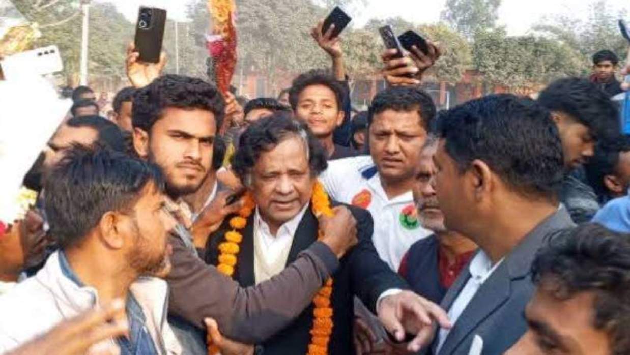 নির্বাচিত হওয়ার পর ডা. আব্দুস সালামকে ফুল দিয়ে শুভেচ্ছা জানান নেতাকর্মীরা