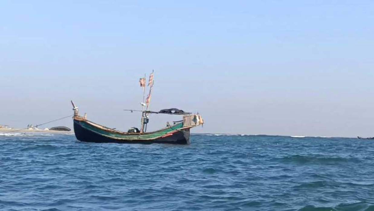 নাফ নদীতে জেলেদের নৌকা