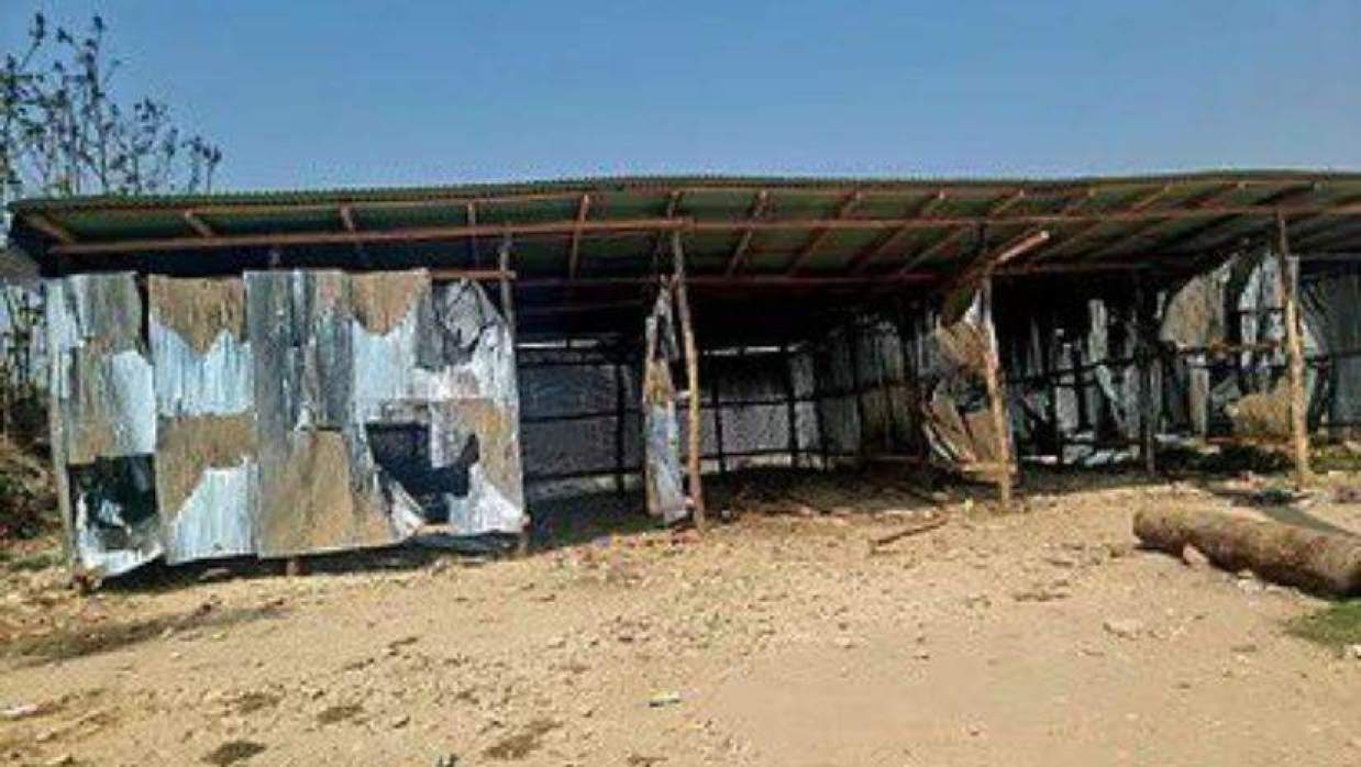 বাঁশ ও টিন দিয়ে এসব অবৈধ দোকান গড়ে তোলা হয়