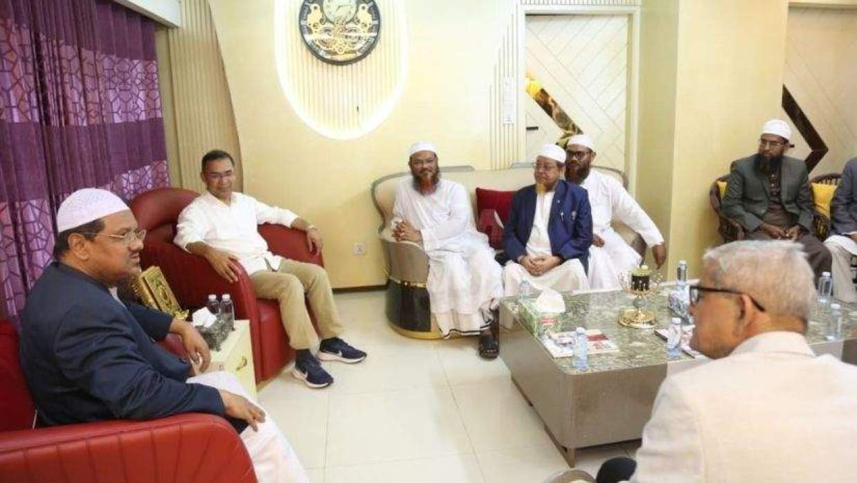 চরমোনাই পীরের বাসায় তারেক রহমান