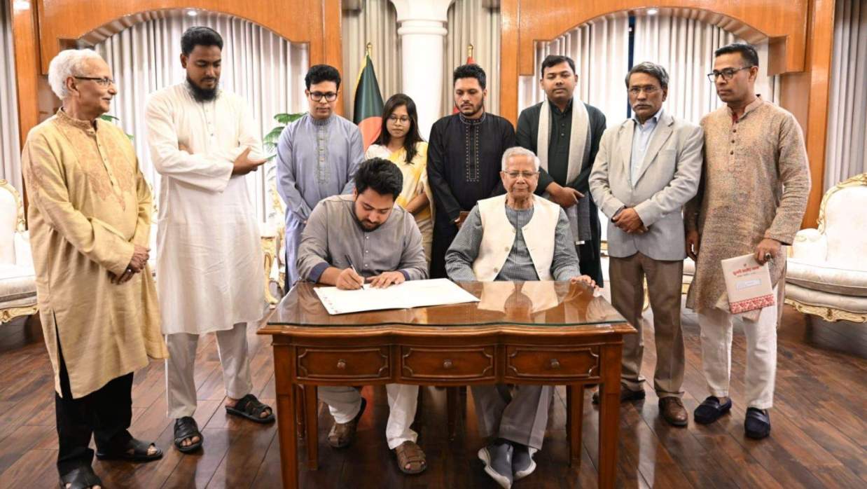 জুলাই সনদে স্বাক্ষর করছেন নাহিদ ইসলাম