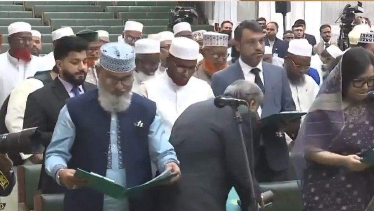 শপথগ্রহণ অনুষ্ঠানে ইশরাক হোসেন