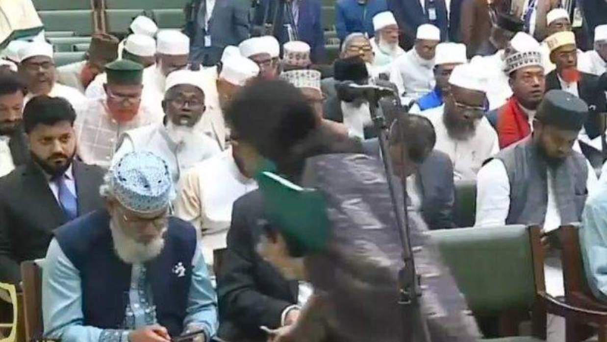 সংবিধান সংস্কার পরিষদ শপথ শুরু হতেই বেরিয়ে যাচ্ছেন রুমিন ফারহানা