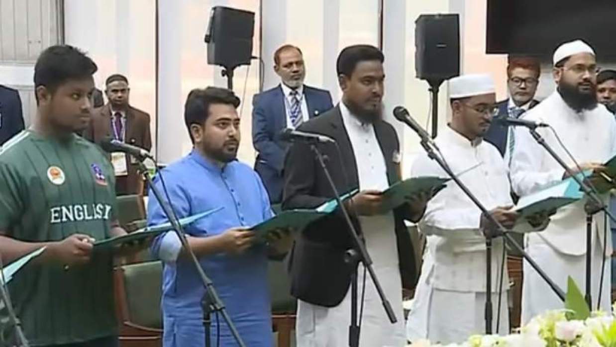 শপথ নিচ্ছেন এনসিপির এমপিরা