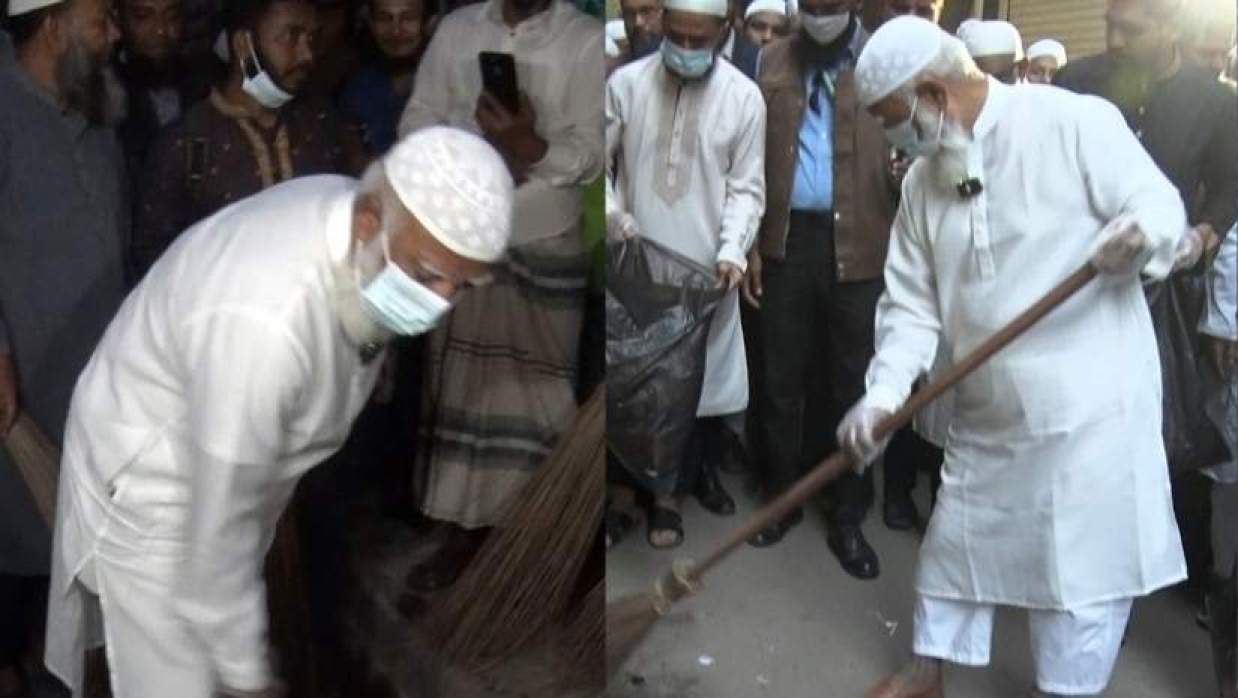 ঝাড়ু হাতে রাস্তার আবর্জনা পরিষ্কার করছেন ডা. শফিকুর রহমান