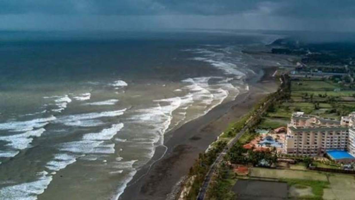 মেরিন ড্রাইভ সড়ক সংলগ্ন লম্বরী-মিটাপানি এলাকার সমুদ্র সৈকত