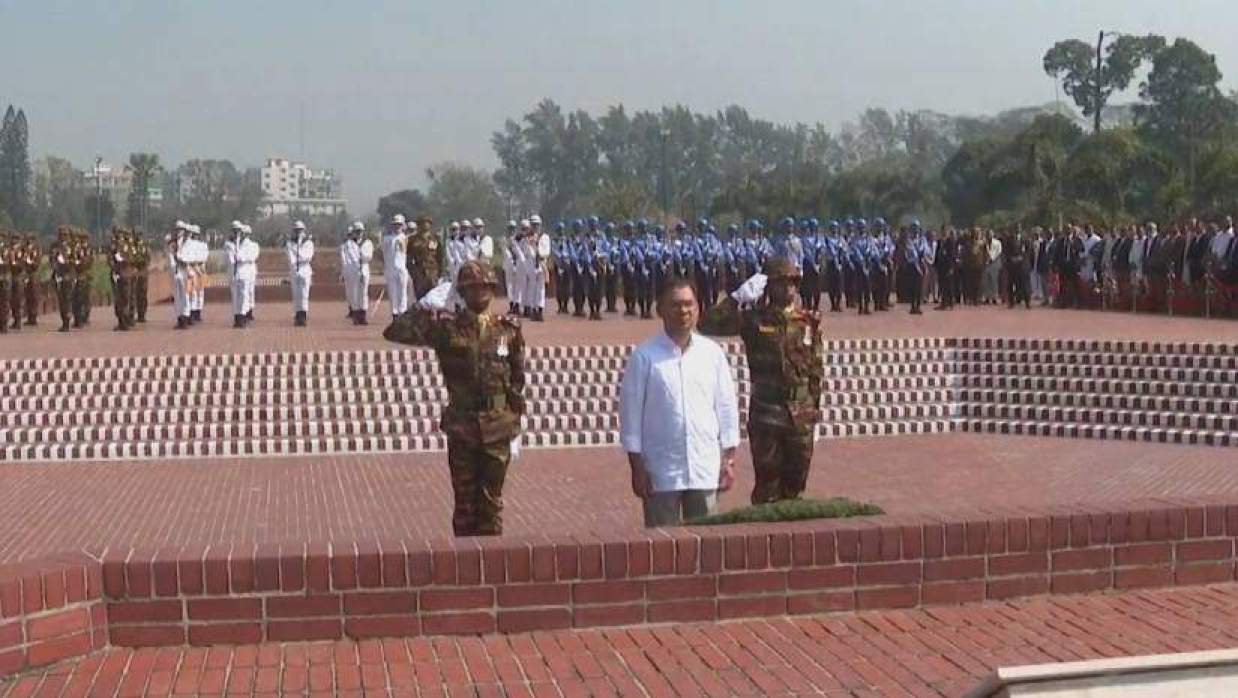 জাতীয় স্মৃতিসৌধে শ্রদ্ধা জানালেন প্রধানমন্ত্রী