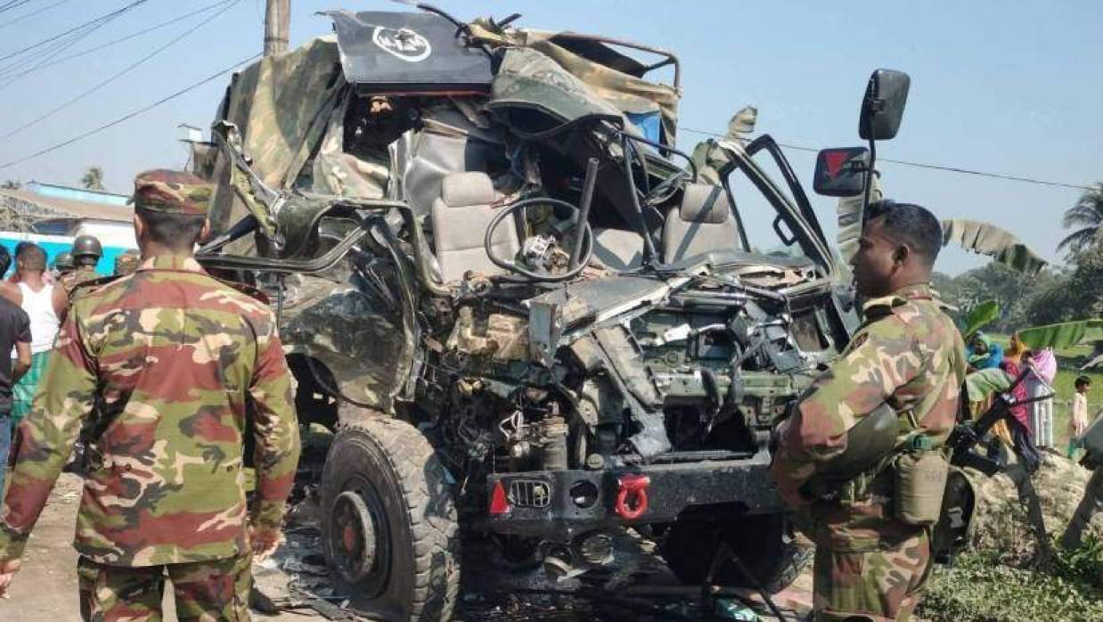 ময়মনসিংহে বাসের সঙ্গে সেনাবাহিনীর গাড়ির সংঘর্ষ, নিহত ২