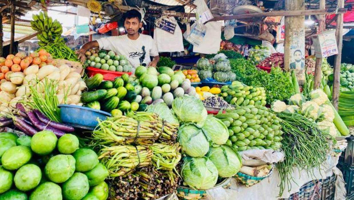 রমজানকে সামনে রেখে বাজার করতে এসে চাপে পড়েছেন নিম্ন ও মধ্যবিত্ত পরিবারের মানুষ
