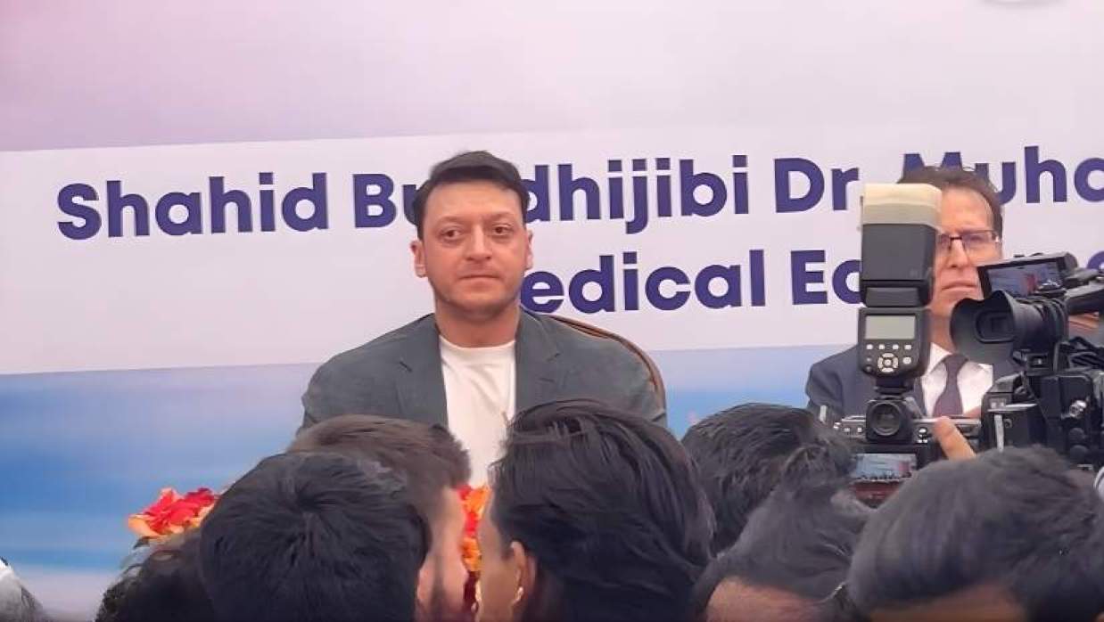 ঢাবি ক্যাম্পাসে মেসুত ওজিল