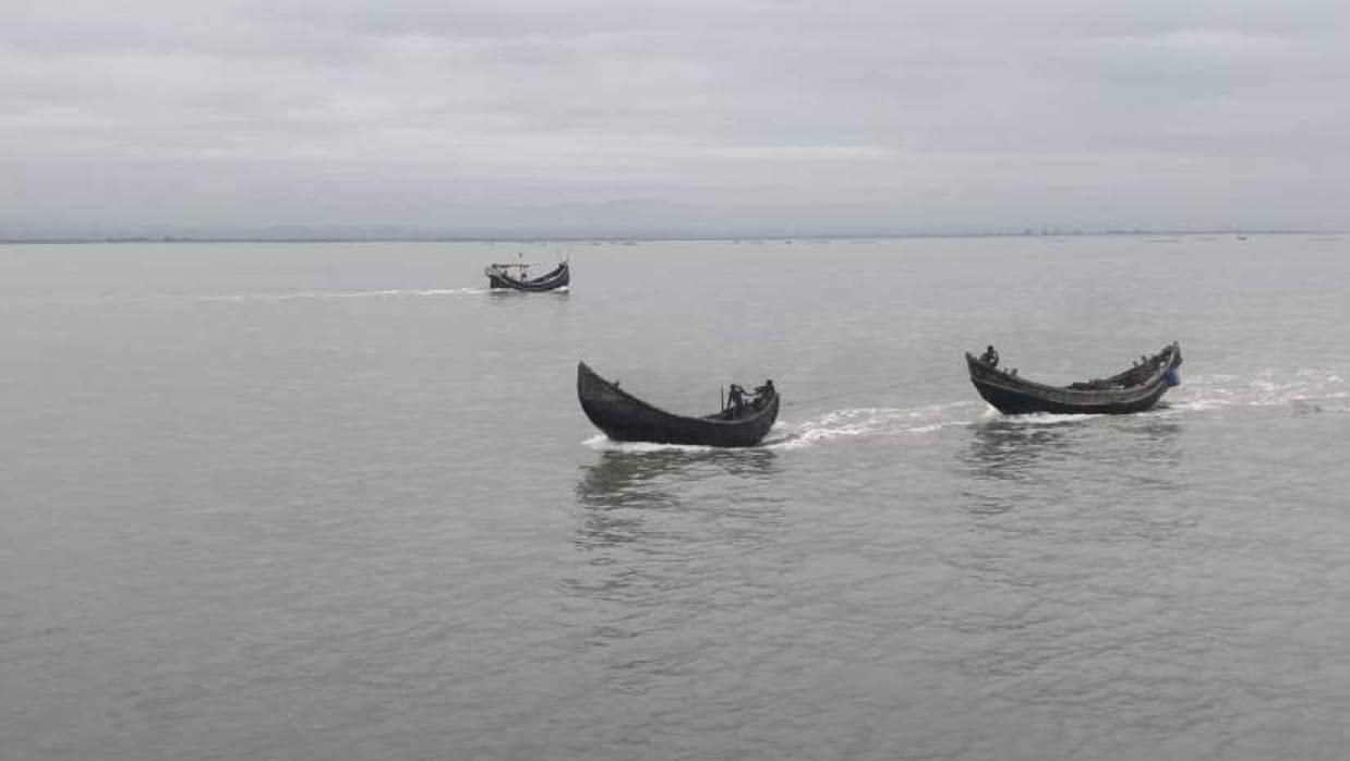 নাফ নদী থেকে ৫ বাংলাদেশি জেলেকে ধরে নিয়ে গেছে আরাকান আর্মি