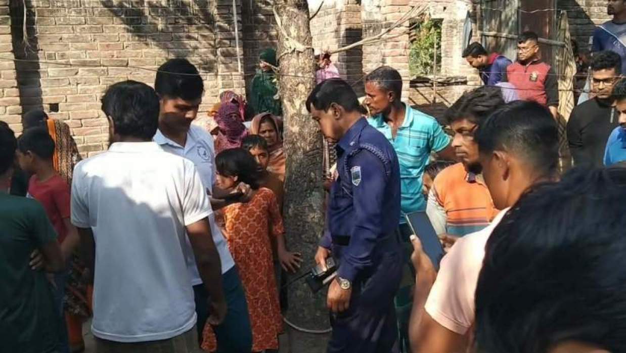 ঘটনার পর নিহতের বাড়িতে মানুষের ভিড় জমে