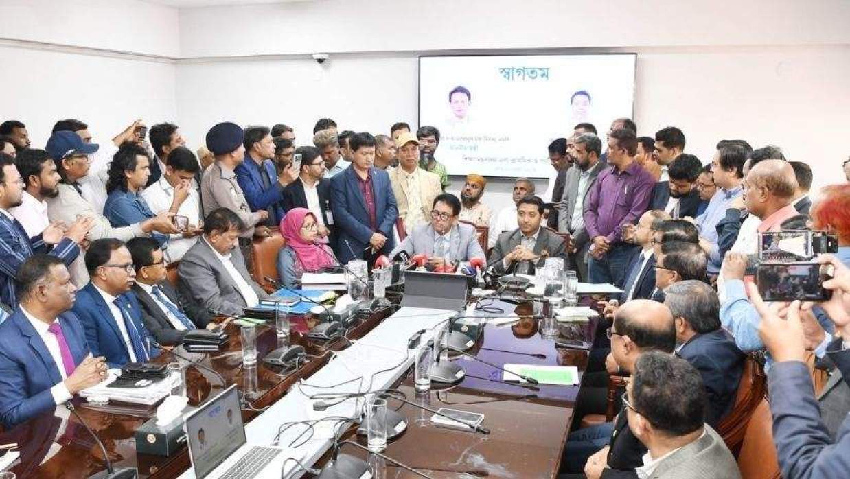 শিক্ষা মন্ত্রণালয়ের সভাকক্ষে সংবাদ সম্মেলনে কথা বলছেন শিক্ষা প্রতিমন্ত্রী ববি হাজ্জাজ