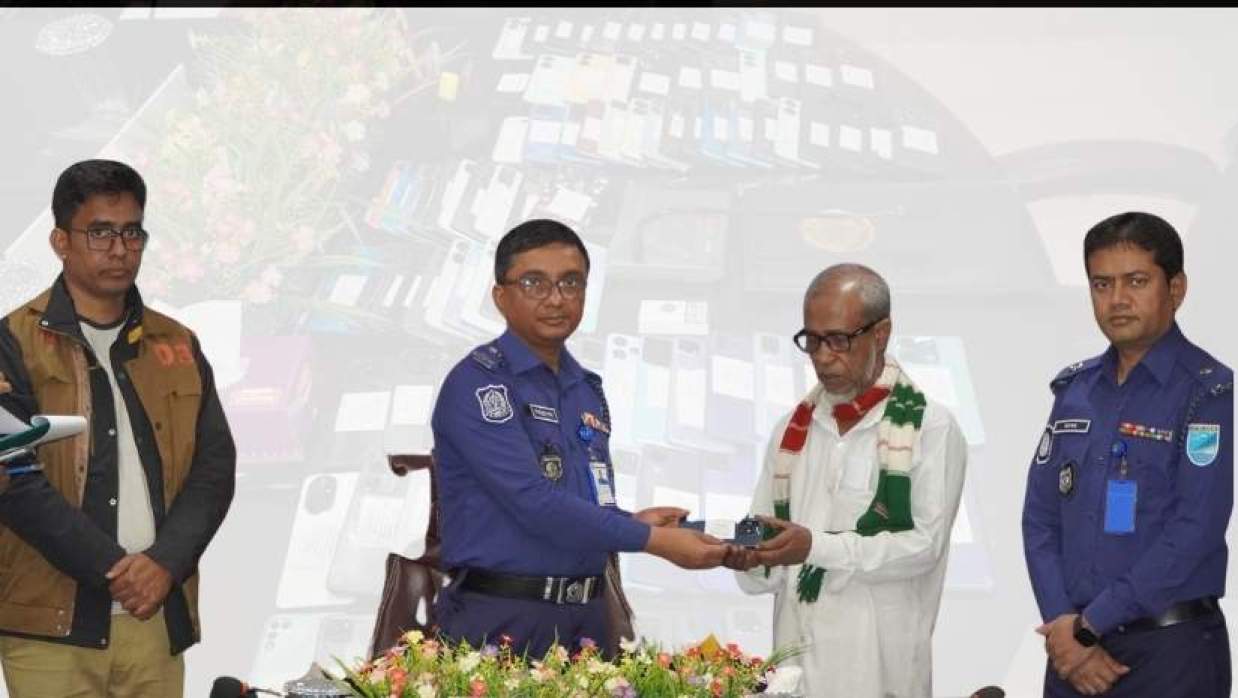  হারানো ফোন প্রকৃত মালিকদের হাতে তুলে দিল পুলিশ 