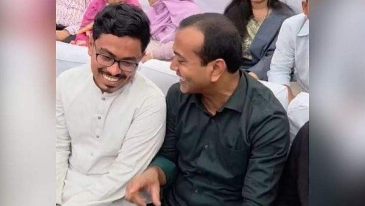 ঢাকা বিশ্ববিদ্যালয়ে খোশগল্পে সাদিক কায়েম ও রাকিবুল ইসলাম রাকিব 