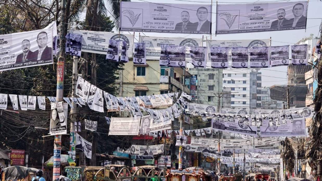 সপ্তাহ পেরিয়ে গেলেও সরানো হয়নি  নির্বাচনি ব্যানার-পোস্টার