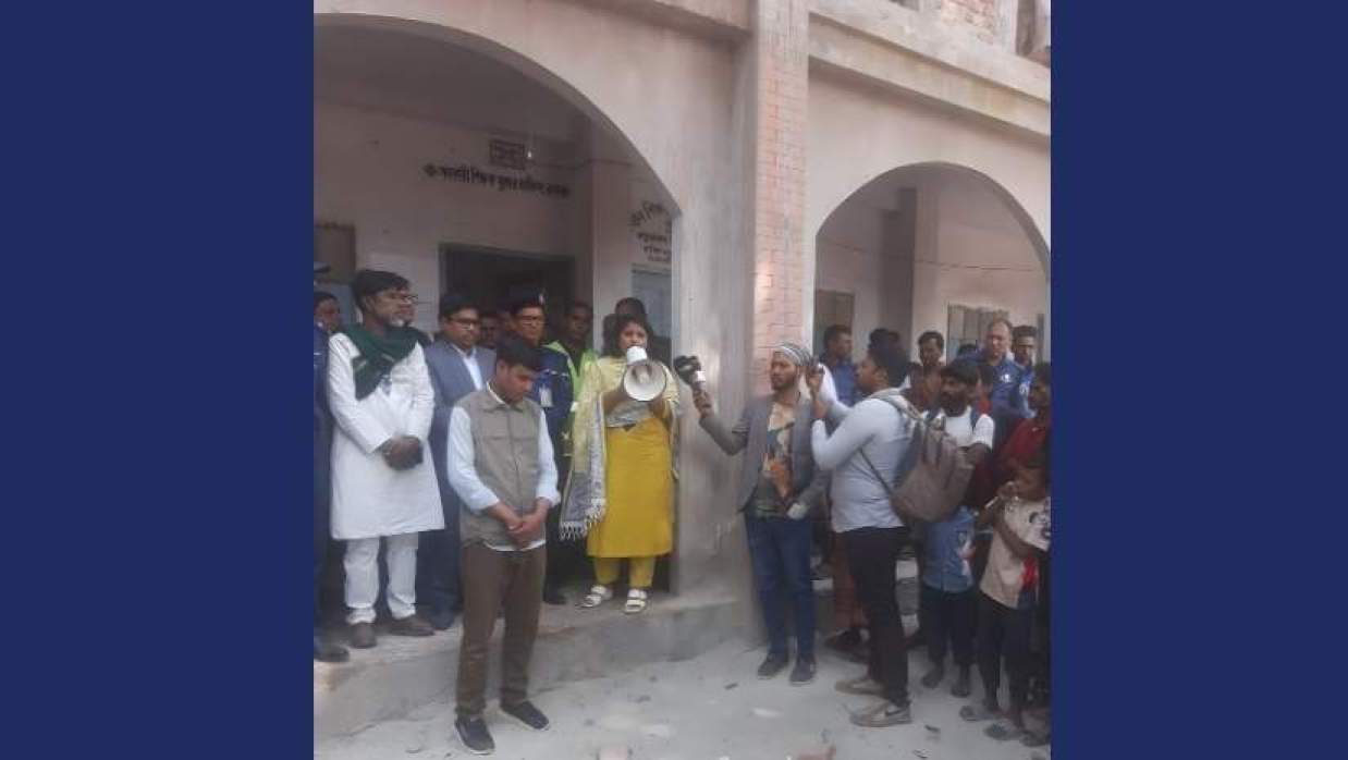  স্কুলছাত্রীকে প্রেমের প্রস্তাবের অভিযোগে দপ্তরিকে মারধর