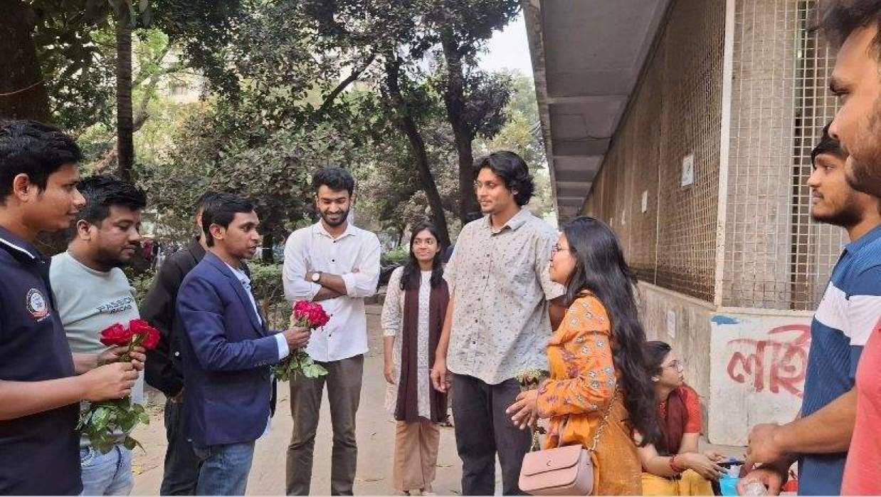 তারেক রহমানকে অভিনন্দন জানিয়ে ঢাবিতে ছাত্রদলের গোলাপ বিতরণ