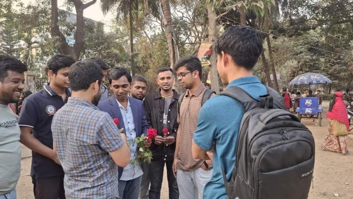 ছাত্রদলের গোলাপ ফুল বিতরণ 