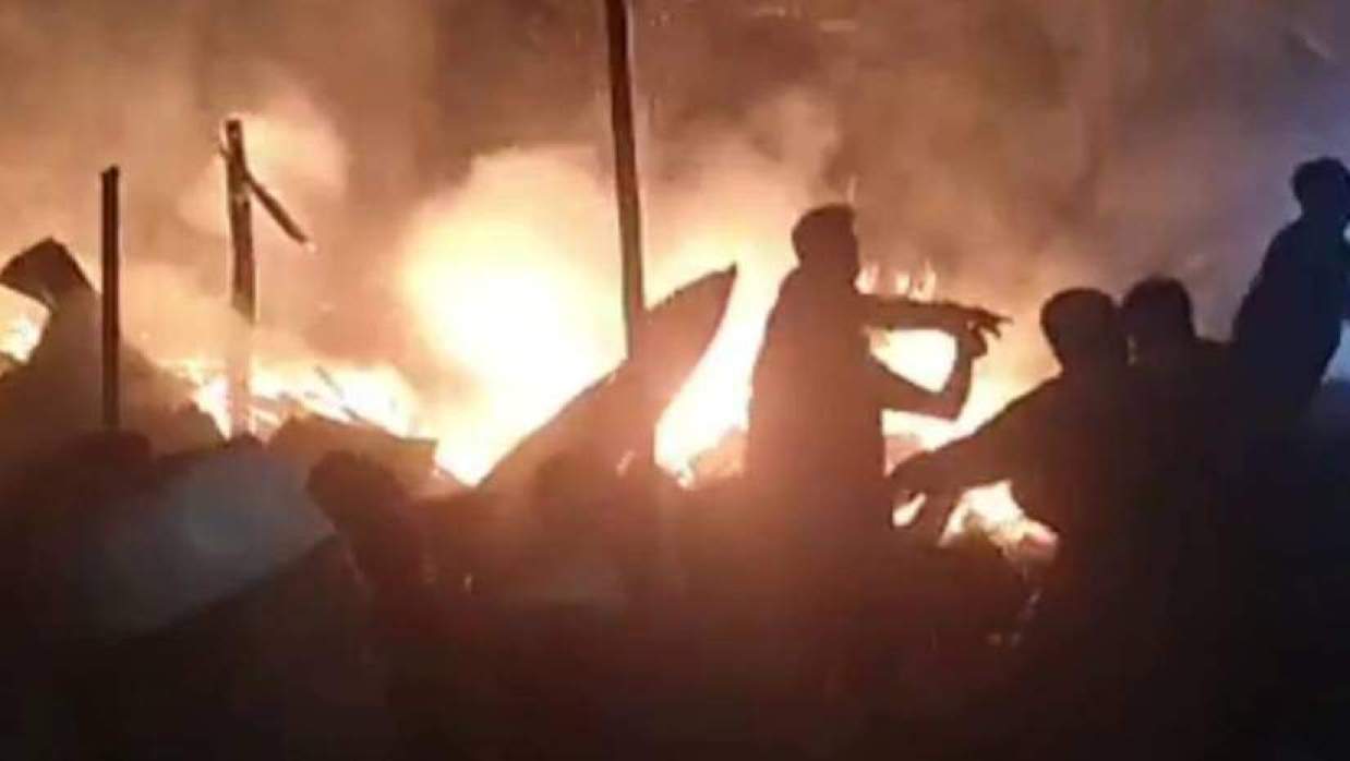 আগুনে পুড়ছে বসতঘর