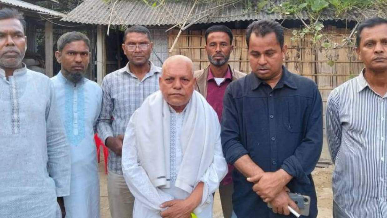 ময়মনসিংহে বিএনপি নেতার মাথা ন্যাড়া করলেন কৃষক দলের নেতা