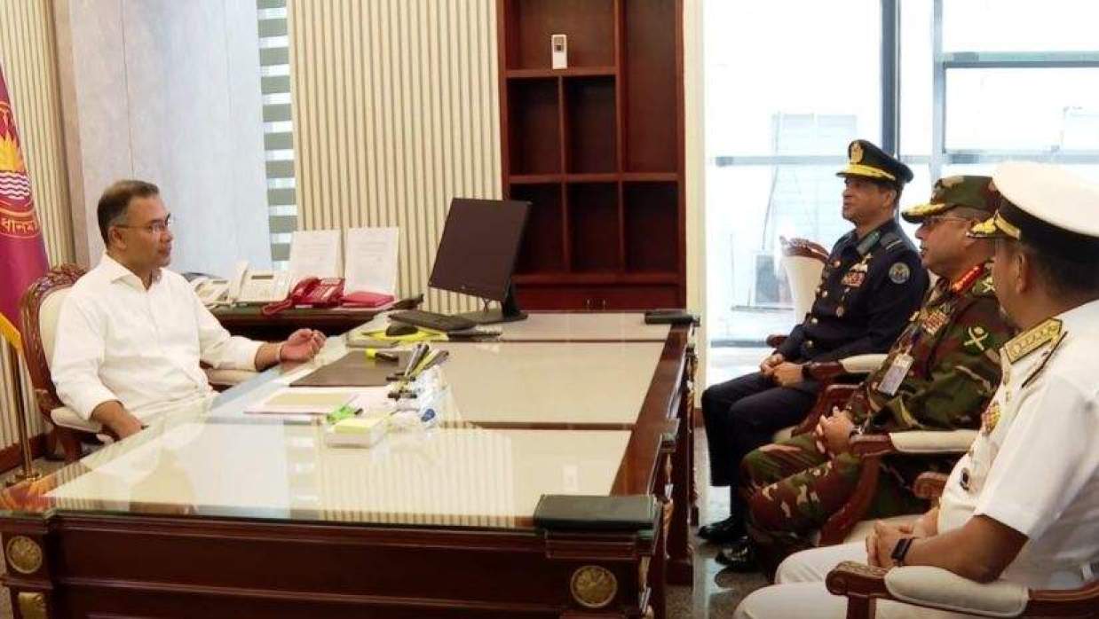 প্রধানমন্ত্রী তারেক রহমানের সঙ্গে তিন বাহিনীর প্রধানের সাক্ষাৎ