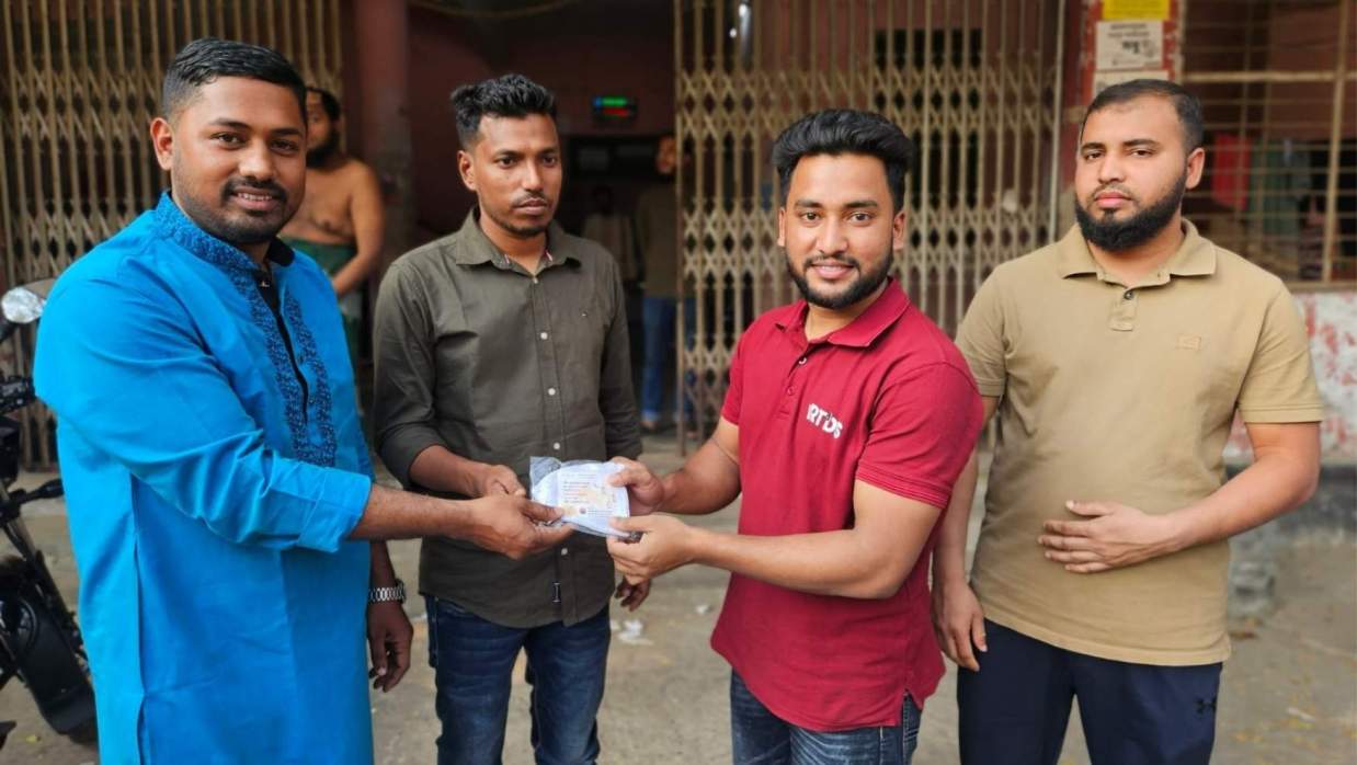 ঢাকা কলেজের আবাসিক শিক্ষার্থীদের মাঝে ছাত্রদলের টুপি বিতরণ