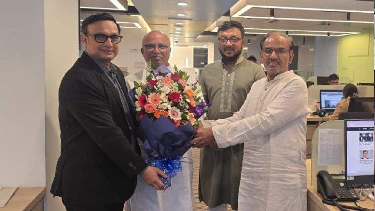রপ্রাপ্ত সম্পাদক শাহনেওয়াজ করিমসহ সাংবাদিক-কর্মকর্তা-কর্মচারিরা ফুল দিয়ে তাকে স্বাগত জানায়