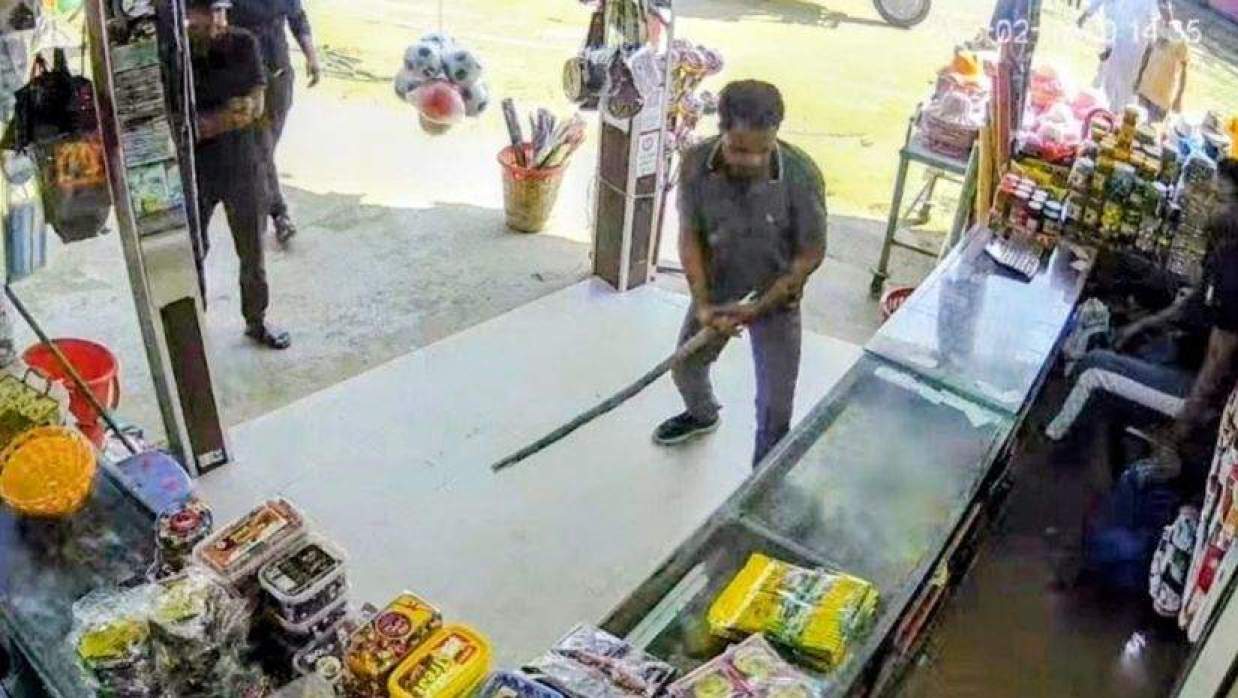 চাঁদা না দেওয়ায় দোকানে হামলা, ভাঙচুর ও নগদ টাকা ছিনিয়ে নেওয়ার অভিযোগে স্বেচ্ছাসেবক দল নেতাকে গ্রেপ্তার করেছে পুলিশ