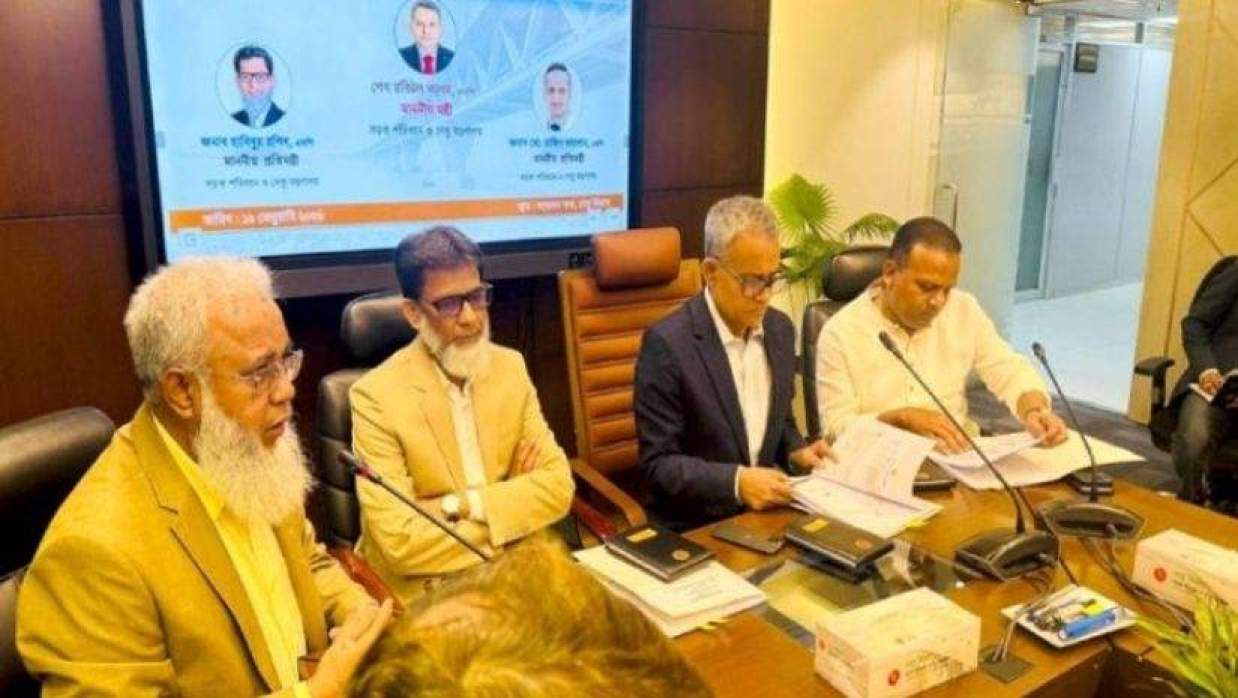 সড়ক পরিবহন ও মহাসড়ক বিভাগের সম্মেলনকক্ষে যোগাযোগ মন্ত্রী শেখ রবিউল আলম