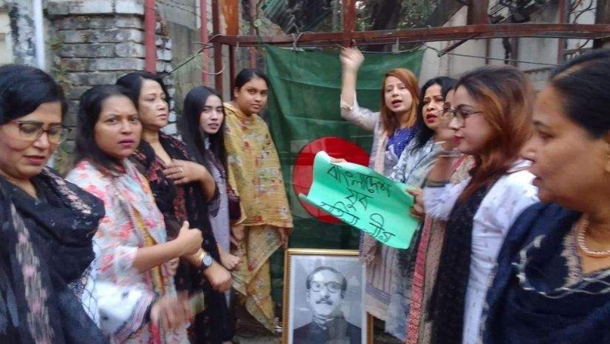 আওয়ামী লীগের ধানমন্ডি কার্যালয়ে মহিলা লীগ নেত্রীদের স্লোগান