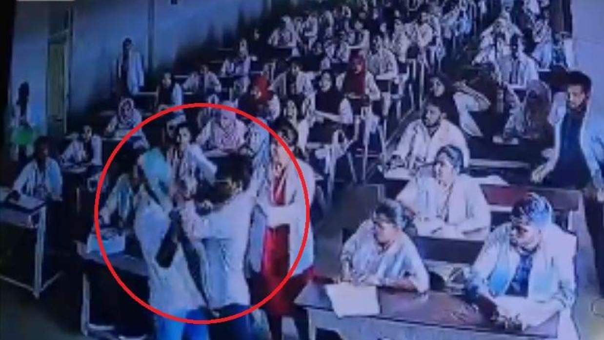 নকলে বাধা দেওয়ায় পরীক্ষার হলেই শিক্ষকের ওপর মেডিকেল শিক্ষার্থীর হামলা