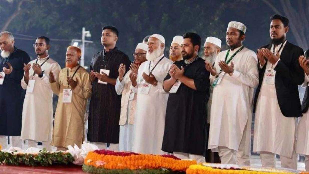 কেন্দ্রীয় শহীদ মিনারে পুষ্পস্তবক অর্পণ