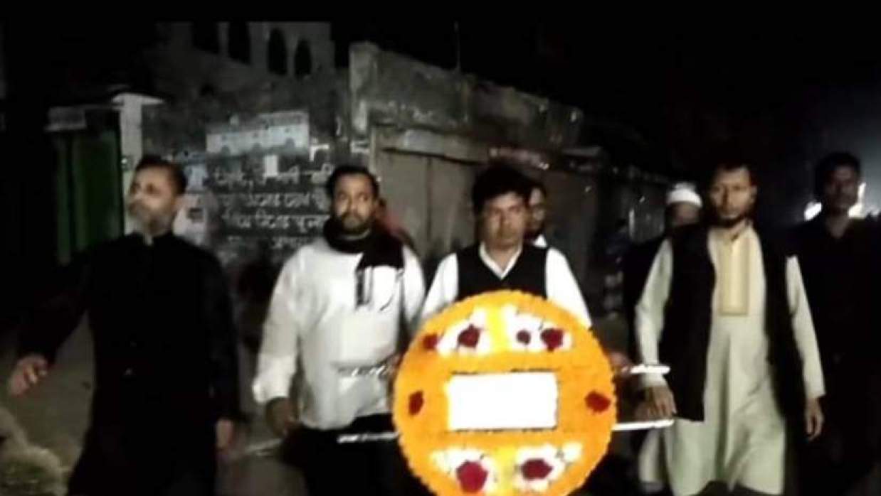 শহীদ মিনারে ফুল দিতে যাওয়া আওয়ামী লীগের কয়েকজন নেতাকর্মী