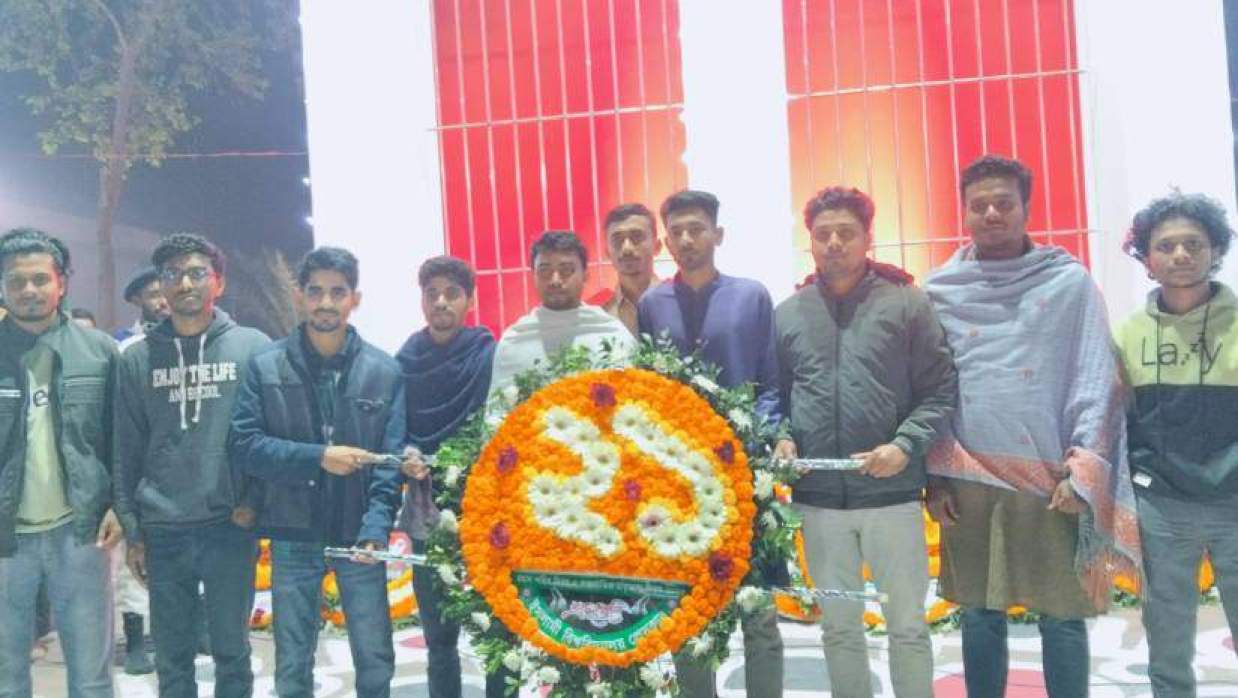 ফুল হাতে দাঁড়িয়ে আছেন ইবি প্রেসক্লাবের সদস্যরা