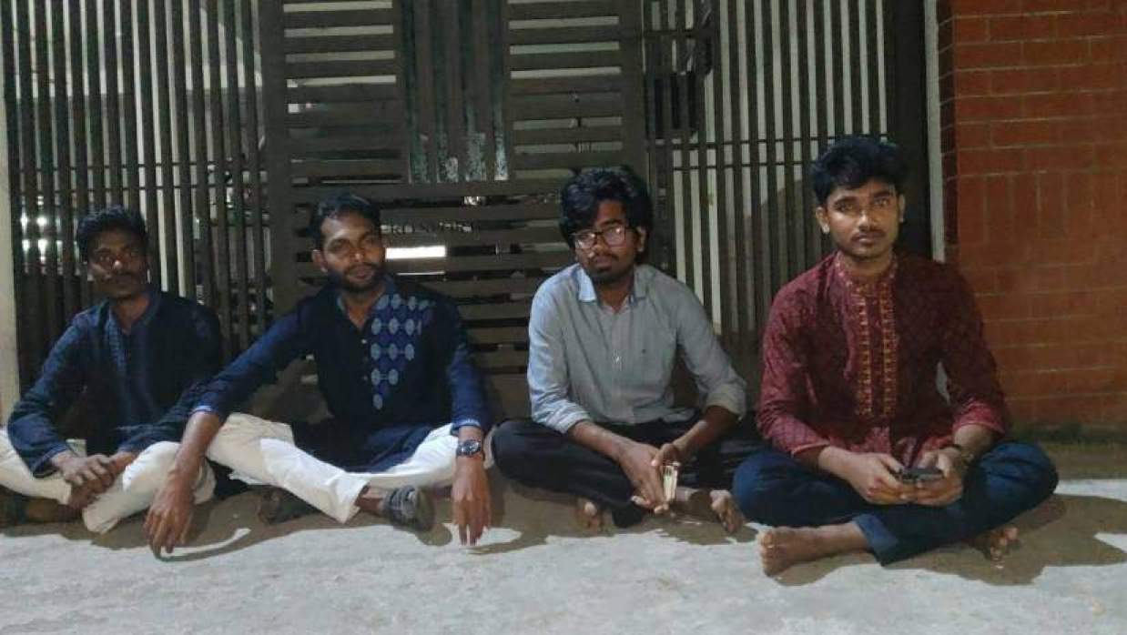 যবিপ্রবি উপাচার্যের বাসভবনের সামনে ক্লাব প্রতিনিধিরা