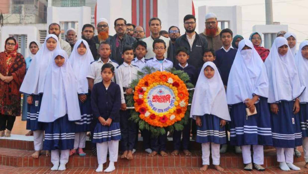 বিশ্ববিদ্যালয়ের পক্ষে শহীদ মিনারে পুষ্পস্তবক অর্পণ করেন যবিপ্রবির উপাচার্য অধ্যাপক ড. মো. আব্দুল মজিদ