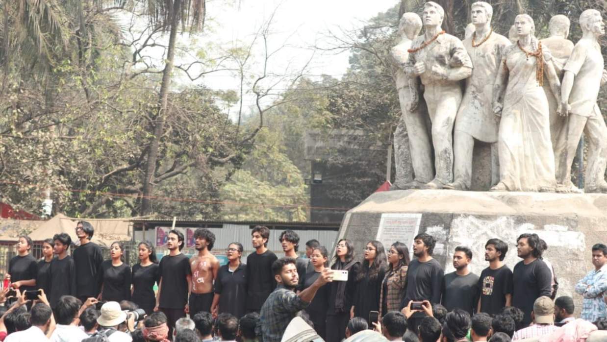 পথনাটক ‘ভাষার ক্ষুধা’ মঞ্চায়ন