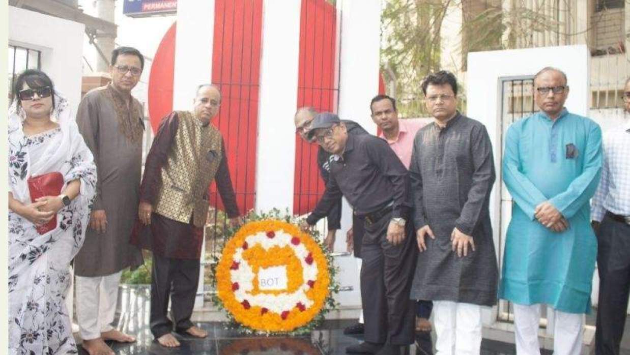 শহীদ মিনারে প্রাইম ইউনিভার্সিটির শ্রদ্ধা নিবেদন