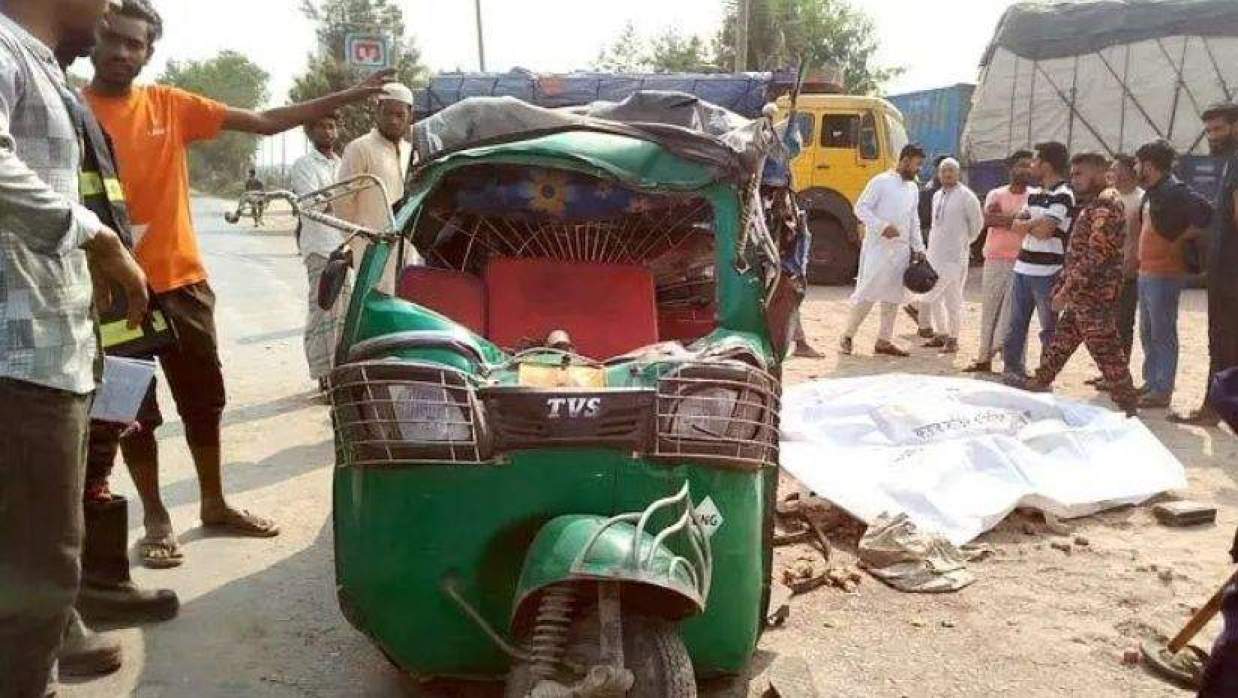 ট্রাকের সঙ্গে সিএনজিচালিত অটোরিকশার মুখোমুখি সংঘর্ষের পর ক্ষতিগ্রস্ত সিএনজি