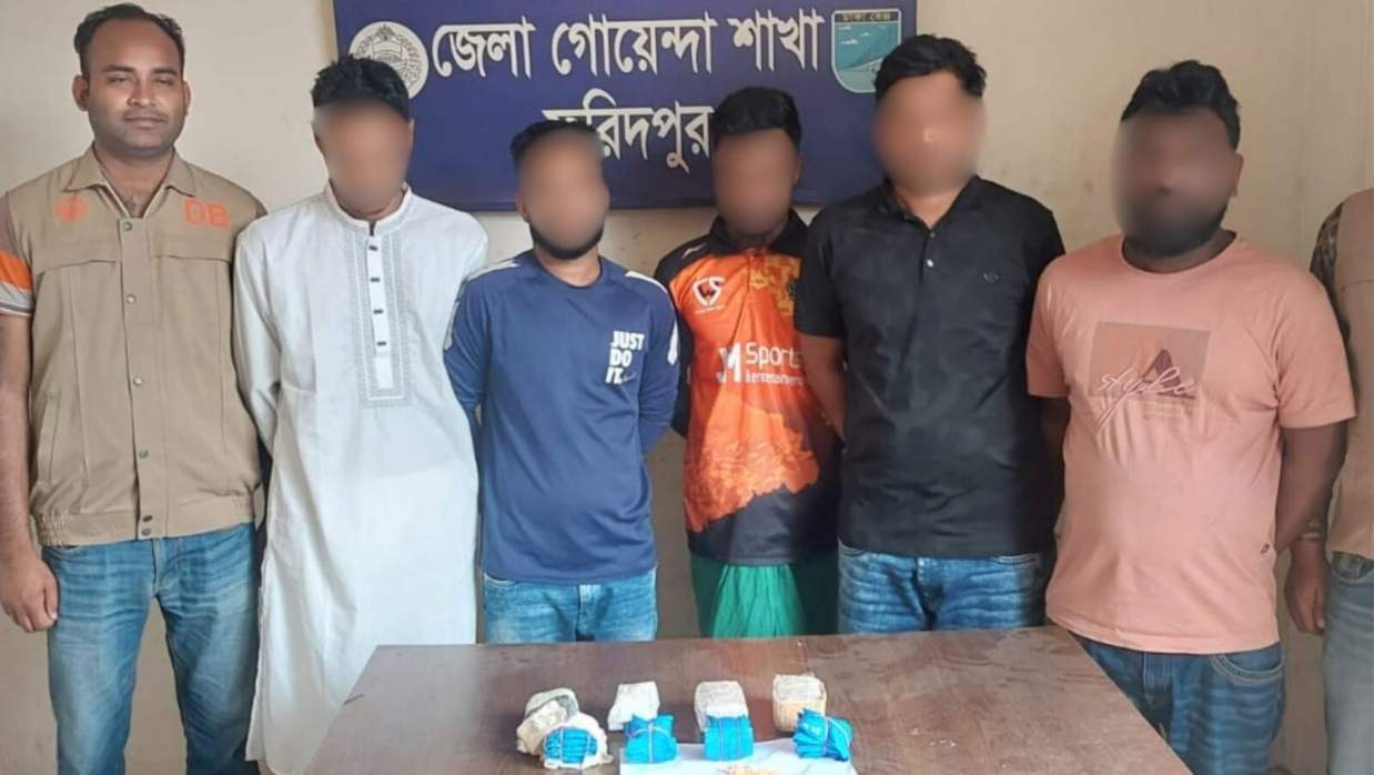 ডিবির হাতে আটক মাদক কারবারিরা