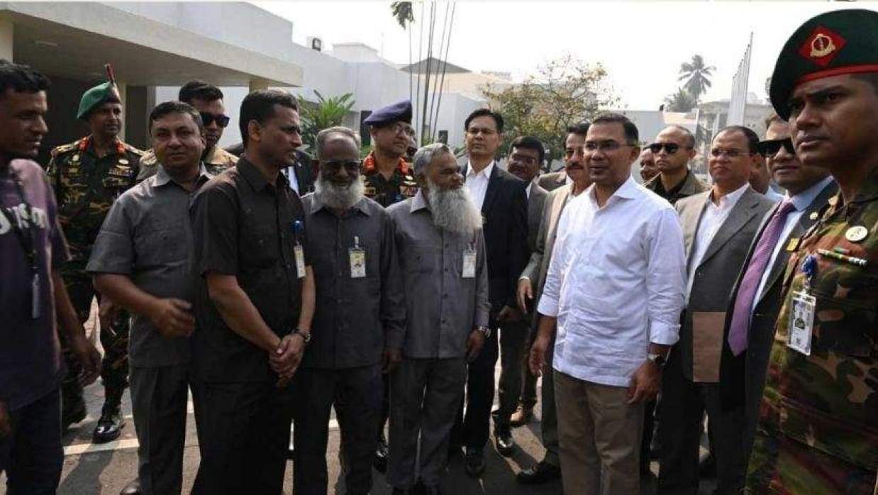 তেজগাঁও কার্যালয়ে কর্মরতদের ডেকে ডেকে কথা বলছেন প্রধানমন্ত্রী তারেক রহমান