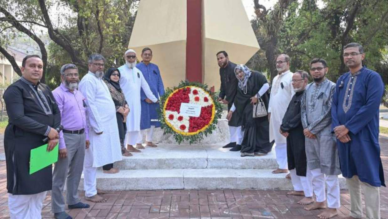 শহিদ মিনারে শ্রদ্ধা নিবেদন