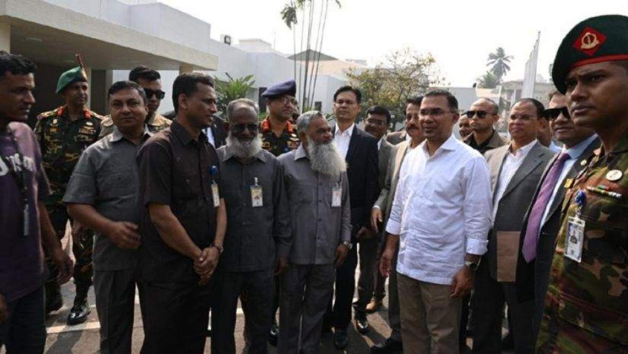 প্রধানমন্ত্রী তারেক রহমানের ডান পাশে দাঁড়িয়ে লম্বা সাদা দাড়ি নূর